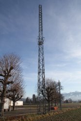 Partially dismantled feeder mast