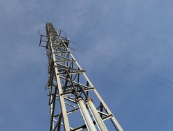 Partially dismantled feeder mast close-up