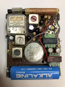 Inside view of the restored radio with battery. (click to enlarge)