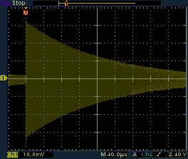 Ring-down signal of the antenna. The amplitude of the signals halves in about 116us, which represents 215 cycles at 1.850MHz: the Q-factor is therefore 970 (click to enlarge).