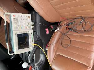 Measuring the current in the seatbelt switch with an oscilloscope and a 10 Ω resistor. (click to enlarge)