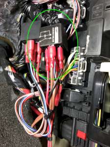 Picture of the smart junction box with the additional relay (indicated by the green circle) to mute the horn when the ignition is turned off. (click to enlarge)