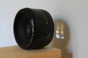 This SLR photo lens is projecting an image of the view outside the window on a screen (click to enlarge).